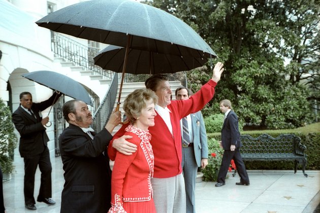 Reagan elnök feleségével, sebeiből gyógyultan, öltözéke alatt – érthető okokból – golyóálló mellénnyel