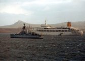 Az expedíciós haderő két hajója, az HMS Andromeda (F57) és az SS Canberra Port Stanley-ben.