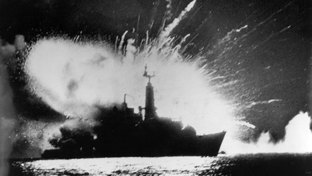 Az HMS Antelope (F170) felrobban a San Carlos Wateren, a brit partraszállás helyén. (Wikipedia / Gobierno de Argentina / CC BY-SA 4.0)