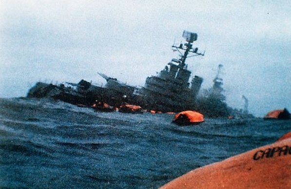 Az ARA Belgrano argentin cirkáló elsüllyesztése május 2-án.