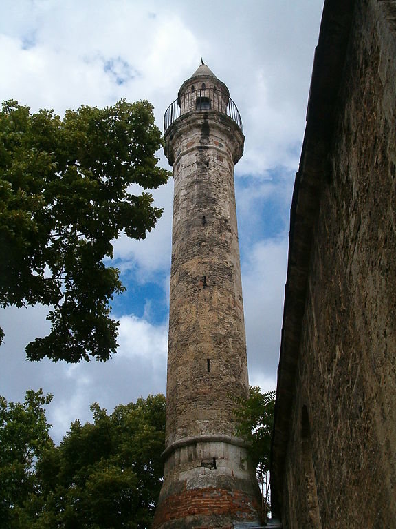 A dzsámihoz tartozó minaret (Wikipedia / Váradi Zsolt / CC BY-SA 3.)