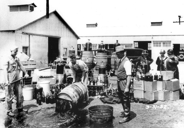 A razziák után meg kellett szabadulni a fölösleges alkoholtól, 1932 (Kép forrása: Wikipédia/ Orange County Archives/ Flickr: Orange County Sheriff's deputies dumping illegal booze, Santa Ana, 3-31-1932/ CC BY 2.0)