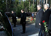 Dmitrij Medvegyev orosz és Bronislaw Komorowski lengyel elnök megkoszorúzta a katyńi mészárlás emlékművét 2011-ben (Wikipédia / Kremlin.ru /  CC BY 4.0) <br /><i>Wikipédia / Kremlin.ru /  CC BY 4.0</i>