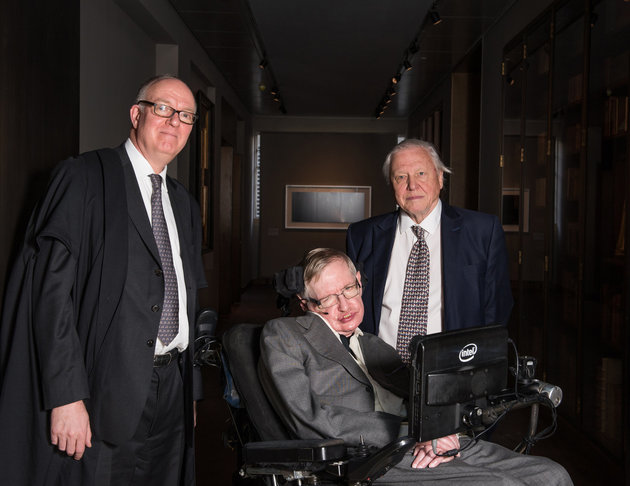 Az Oxfordi Egyetemen Richard Ovenden (b.), Stephen Hawking (k.) és David Attenborough (j.) (Kép forrása: Wikipedia / John Cairns – The Bodleian Libraries / CC BY 4.0) 