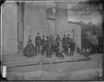 Samuel P. Heintzelman tábornok és emberei, valamint azok családjai Robert E. Lee tábornok Arlington House-i otthonánál
