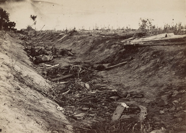 Halott konföderációs katonák hevernek egy árokban az antietami csata után