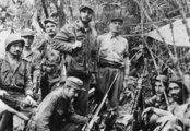 Fidel Castro és követői egy titkos helyen a kubai Sierra Maestra hegységben 1957 júniusában. Jobbról balra: Juan Almeida Bosque százados, Jorge Sotus százados, Crescencio Pérez százados, Fidel Castro, öccse, Raúl (térdel), Universo Sánchez hadnagy, Ernesto Che Guevara, és Guillermo Garcia százados.