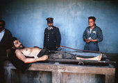 Guevara holtteste közszemlén a bolíviai Vallegrandéban, 1967. október 10.