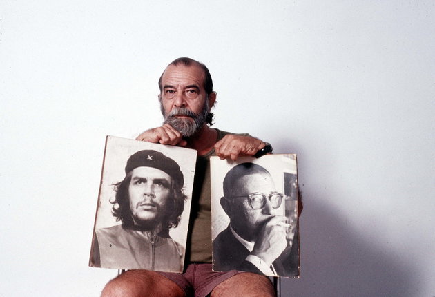 Alberto Korda kubai fotós két ikonikussá vált fényképével, a Che Guevarát megörökítő Guerrillero Heroicóval, valamint Jean-Paul Sartre-ról készült szintén híres felvételével