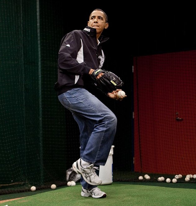Barack Obama farmernadrágban baseballozik (2009)