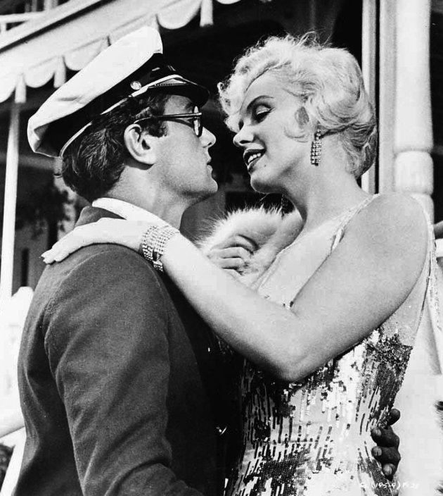 Tony Curtis és Marilyn Monroe a Van, aki forrón szereti című filmben