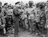 Eisenhower tábornok amerikai ejtőernyősökkel beszélget a partraszállás előtt