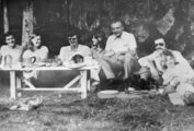 Josef Mengele (k, az asztal szélénél) valamikor az 1970-es években Brazíliában, ahol Wolfgang Gerhard álnéven élt.