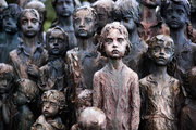 Az elhunyt gyermekek emlékműve Lidicében (kép forrása: Wikipédia/ Ashley Pomeroy/ CC BY-SA 4.0)