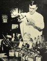 William D. McNally, egy chicagói halottkémi vegyész a rendőrség által lefoglalt alkoholból vett mintákat vizsgál laboratóriumában – a minták közül több fából származó alkoholt is tartalmazott