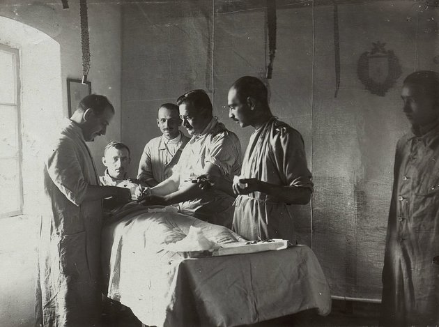 Tábori sebészet a front közelében (kép forrása: Fortepan/ Österreichische Nationalbibliothek)