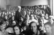 Tanítványok körében, 1929 (kép forrása: Fortepan / Cholnoky Tamás)