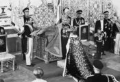 A sah koronát helyez harmadik felesége, Farah fejére 1963. október 26-án, miután a „királyok királyává” koronázta magát