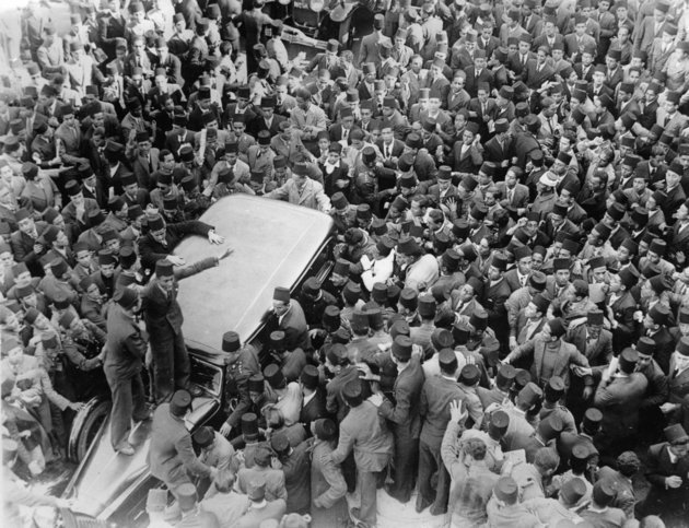 Diákzavargások Kairóban, 1936: tüntetők veszik körbe Naszim miniszterelnök autóját