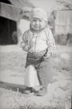 Csángó magyar kislány ünneplő ruhában, 1964 (Lészped, Románia) – kép forrása: Néprajzi Múzeum
