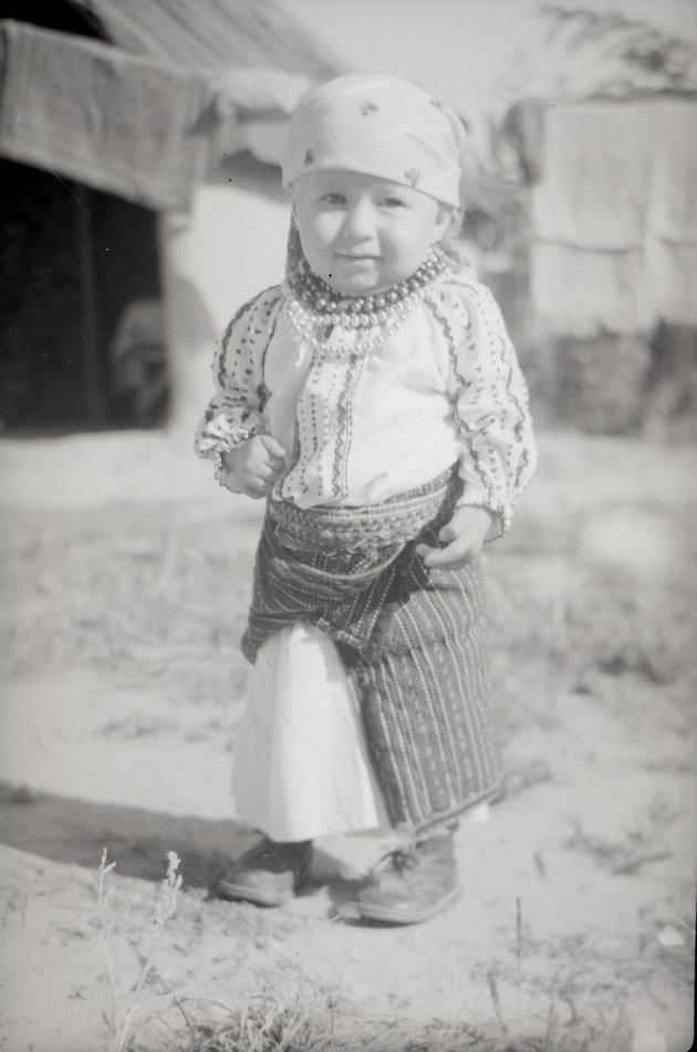 Csángó magyar kislány ünneplő ruhában, 1964 (Lészped, Románia) – kép forrása: Néprajzi Múzeum