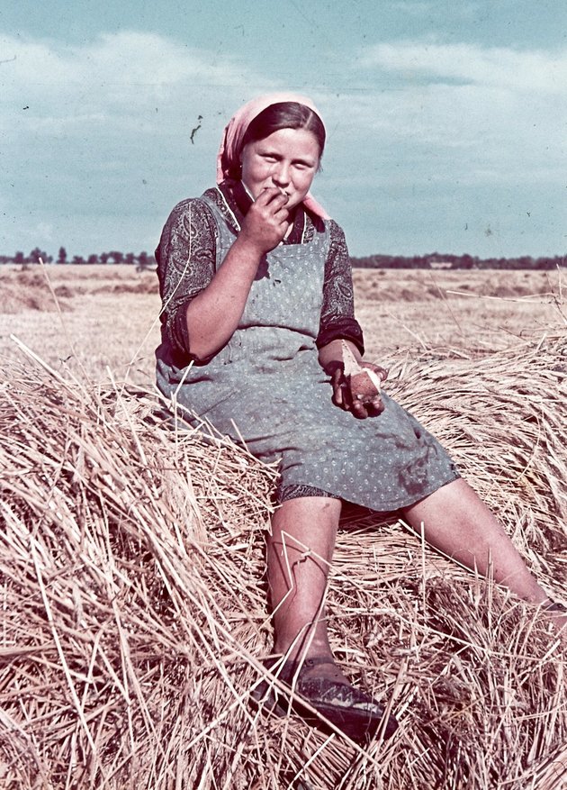 Kenyérmajszolás a pihenőidőben, 1938 (kép forrása: Fortepan / Konok Tamás id)