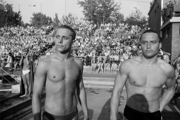 Hajós Alfréd Nemzeti Sportuszoda, Szilárd Zoltán és Kádas Géza úszók az FTC 50 éves jubileuma alkalmából rendezett versenyen (Fortepan / Kovács Márton Ernő)