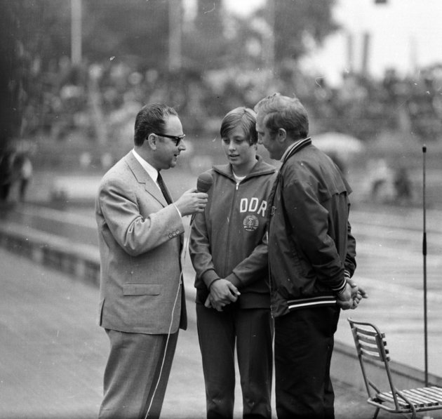 Szőnyi János sportriporter interjút készít Gabriele Wetzko NDK-s úszónővel az Európa Kupa úszóversenyen (1969) (Fortepan / MHSZ)