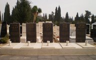 Az áldozatok síremlékei Tel Aviv Kiryat Shaul nevű temetőjében (forrás: wikipédia / דוד שי / CC BY-SA 3.0) 