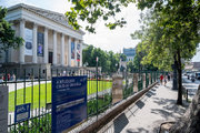 A Nemzeti Múzeum kerítésén A régészeti csudák országa – országimázs 1876 című kiállítást tekinthették meg az érdeklődők