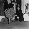 Mary Quant férje, Alexander Plunket oldalán 1956 telén még hosszú szoknyában és feltűzött hajjal volt látható a chelsea - i Bazaar ban