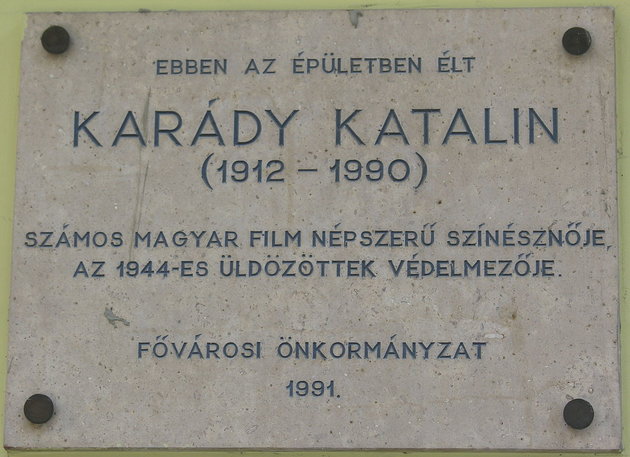 Karády Katalin emléktáblája egykori lakhelyén, a Nyáry Pál utca 9. szám alatt (kép forrása: wikipédia / Csurla / CC BY-SA 2.5)
