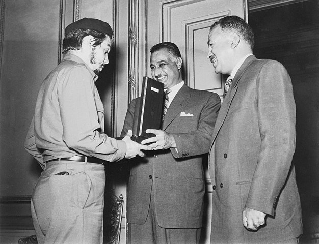 Che Guevara az egyiptomi elnökkel, Gamal Abdel Nasserrel (középen) és miniszterelnökel, Ali Sabrival (jobbra)