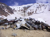 Parrado, Canessa és Vizintín által megmászott nyugati csúcs látványa, előtérben a lezuhanás helyszínén álló emlékmű