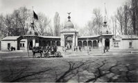 Az Állatkert régi főkapuja valamikor 1890 után (Fortepan / Budapest Főváros Levéltára. Levéltári jelzet: HU.BFL.XV.19.d.1.07.107)
