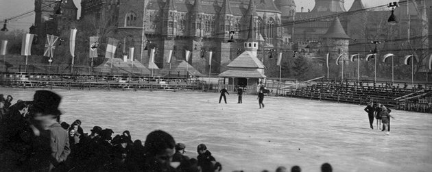 Az 1939-es műkorcsolya világbajnokságon a tribünöket közvetlenül a szabványos méretű jégpálya köré, a tó medrébe építették, hogy a nézők minél közelebbről láthassák a versenyzőket (Fortepan / Fortepan)