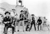 A hét mesterlövészt reklámozó képen Bronson középen térdel