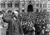 Lenin a tömeghez beszél 1917-ben