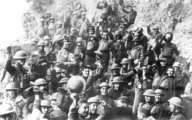 A fegyverszünetet ünneplő amerikai katonák a franciaországi Saint-Mihiel közelében, 1918. november 11.
