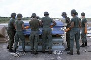 Amerikai katonák pakolják az áldozatok koporsóit
