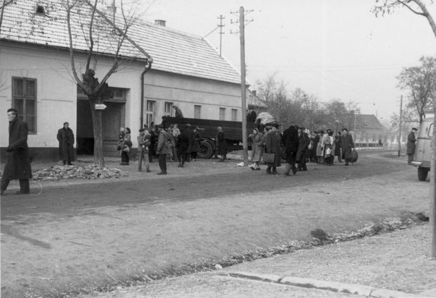 Magyar menekülteket fogadó állomás Ausztriában, 1956 (Kép forrása: Fortepan / Kleyer Éva)