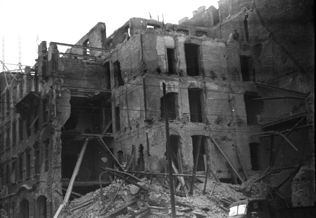 A bontás alatt álló Üllői út 71. számú ház 1957-ben. (Forrás: Fortepan / Kiszely György)