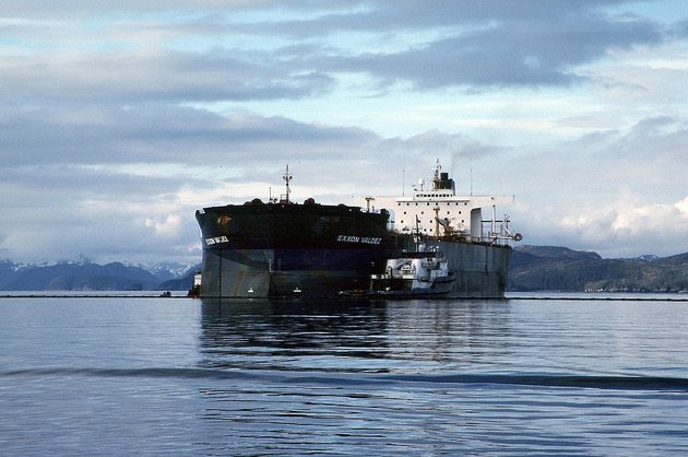 Az Exxon Valdez tankhajó néhány órával megfeneklése után (Wikipédia / Közkincs)