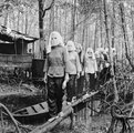 Találkozó a Nam Can-i erdőben 1973-ban. Az északi szimpatizánsok maszk mögé rejtették arcukat, hogy elrejtsék egymás elől kilétüket, ami arra szolgált, hogy egy esetleges kínvallatás során se tudják felfedni társaikat.