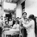 Újoncok orvosi vizsgálaton esnek át Haiphongban 1967 júliusában. Az északi sorozási rendszer 1973-ban vált kötelező jellegűvé, amikor már minden épkézláb férfit besoroztak. 1950-ben még alig 35 ezren, az 1970-es évek közepére már félmillióan harcoltak az észak-vietnami hadseregben