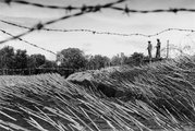 A kambodzsai-vietnami határon 1972-ben készült képen két északi katona őrködik, előttük földbe szúrt, kihegyezett, mérgezett bambuszrudak serege