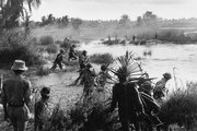 Vietkong-egységek találkoznak az ellenséggel, a kép felső részén látható déli katonákkal egy mocsaras nádasban