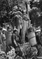 Laoszi gerillák elefánton és gyalogháton szállítják az ellátást az északi seregeknek 1971 márciusában